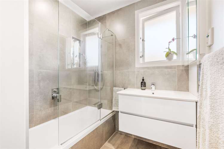 1/10 Neil Avenue Te Atatu Peninsula_13