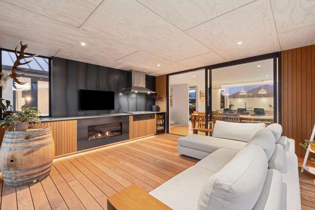 Deluxe Living with Mountain & Reserve Outlook