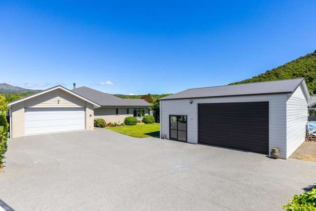 Immaculate home, garaging galore!