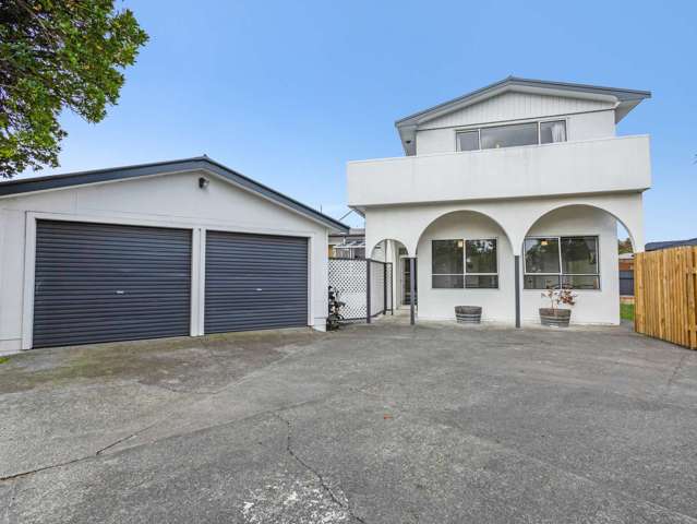 Beautiful Views and Flexible Family Living!