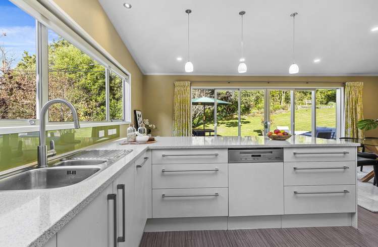 100 Larsen Crescent Tawa_16