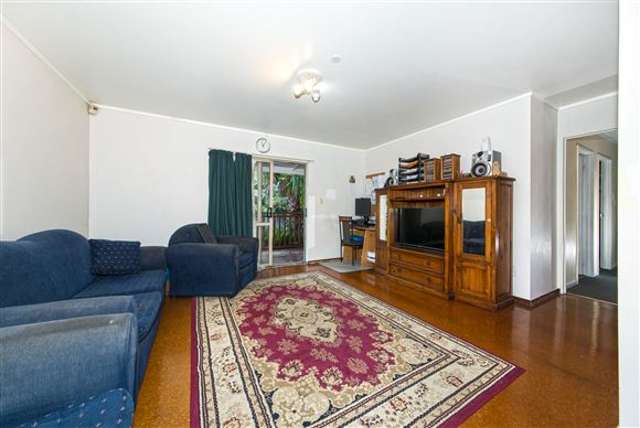 1/25 Longburn Road Henderson_2