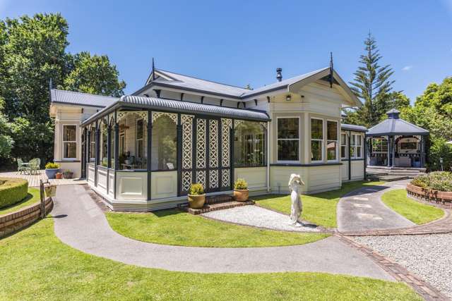 Timeless elegance in the heart of Raumati Beach