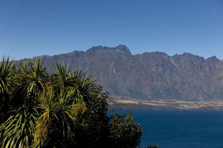 21 & 23 MacKinnon Terrace Sunshine Bay_32