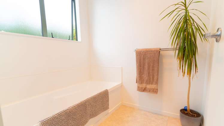 810a Park Road South Akina_8