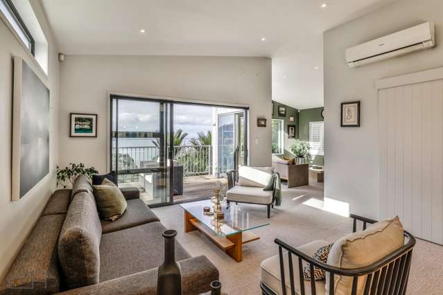 Stylish cedar retreat + self-contained apartment