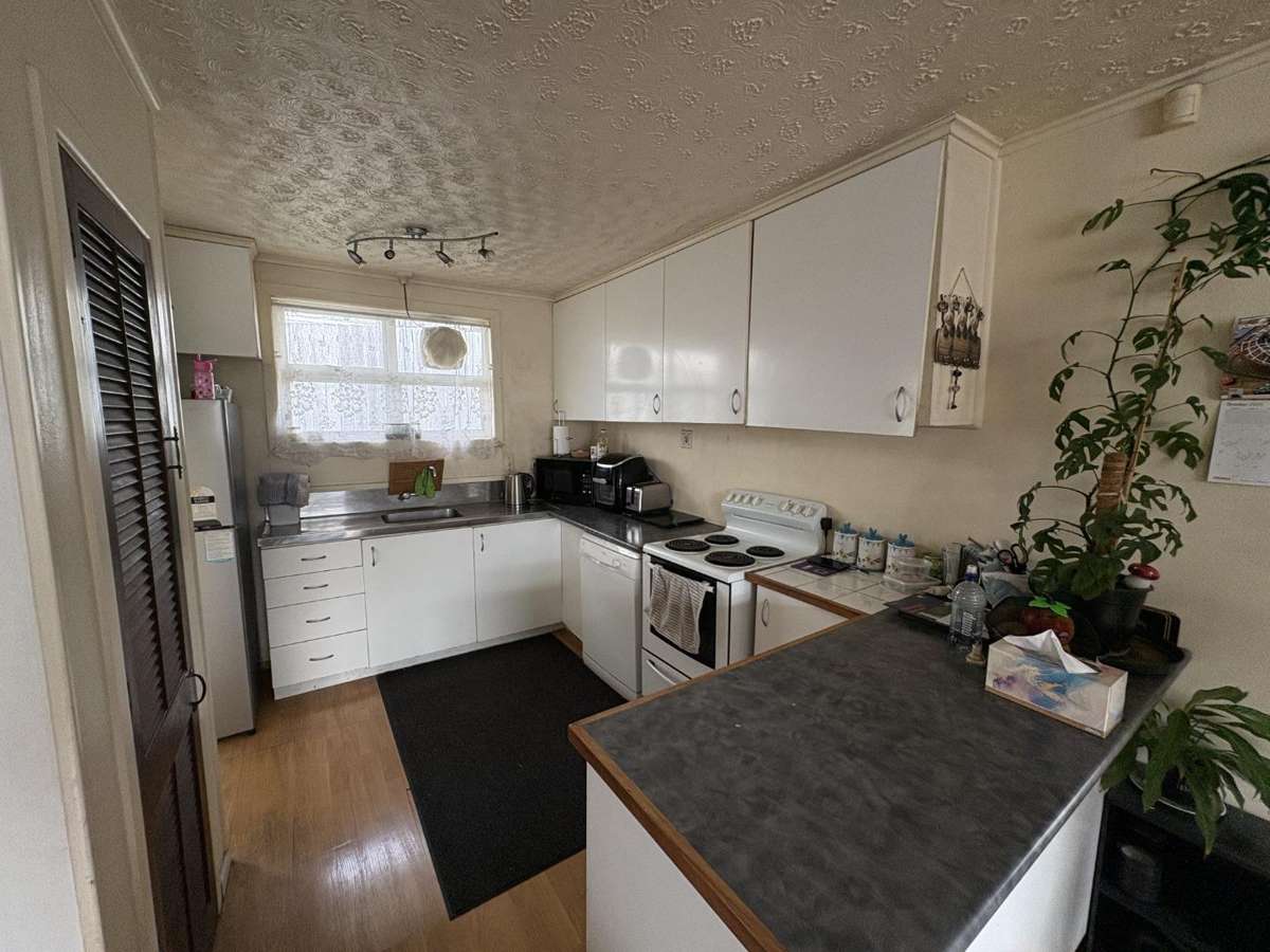 FAMILY HOME - FULLY FENCED 3