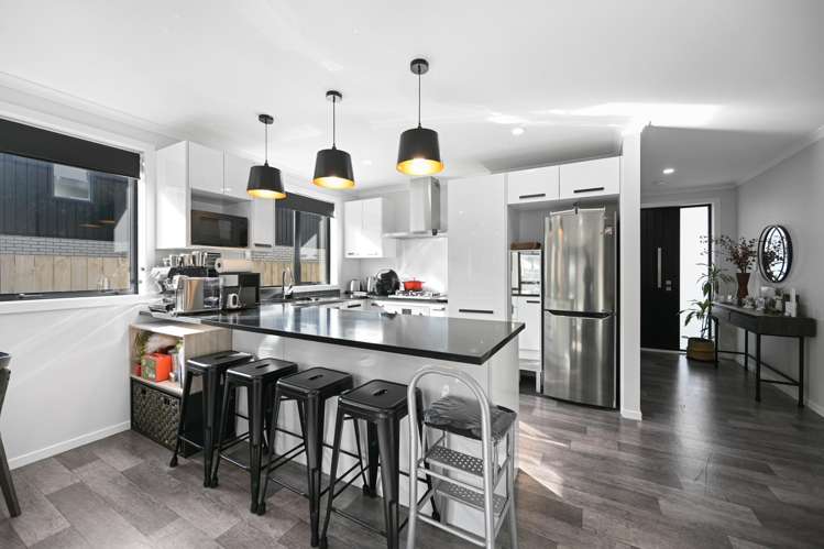 2/63 Cabourne Drive Glenview_2