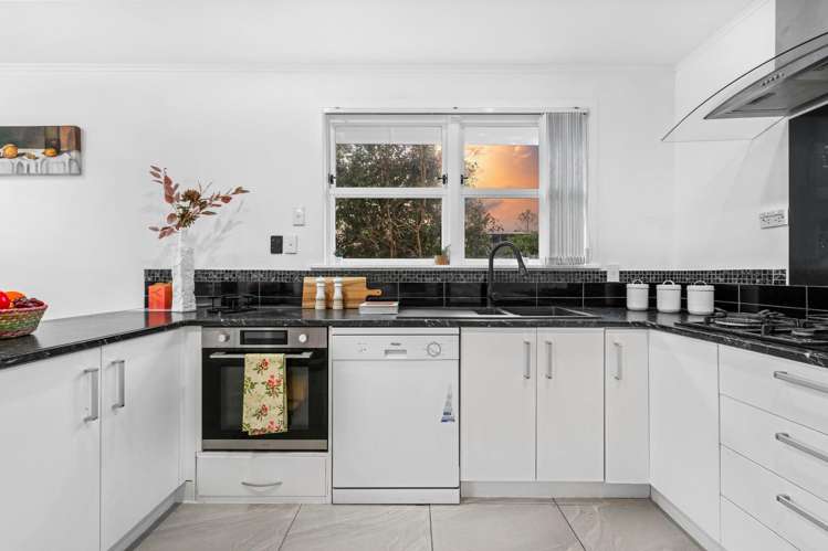 2 Lowtherhurst Road Massey_5
