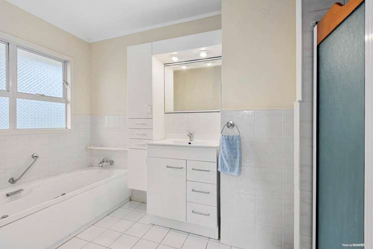 8/10 Gerard Way Saint Johns_10