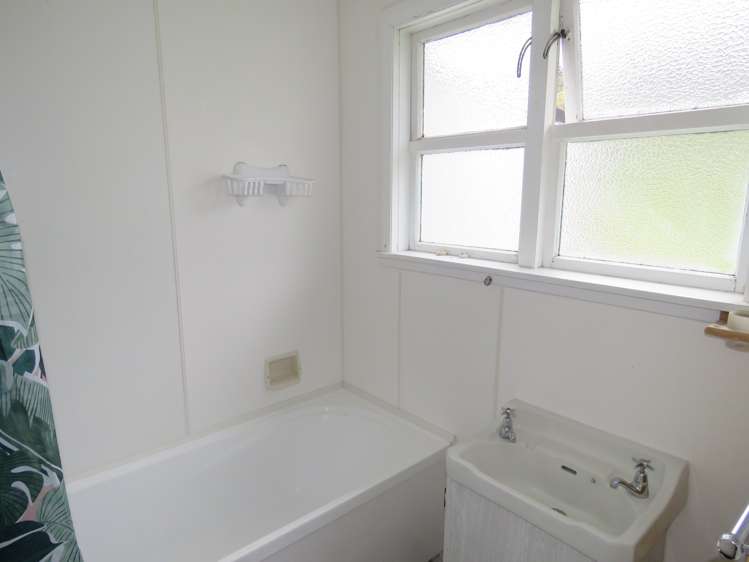 4 Main Road Owaka_23