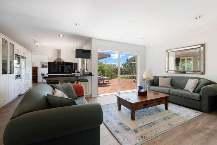 8 Newbliss Crescent East Tamaki Heights_12