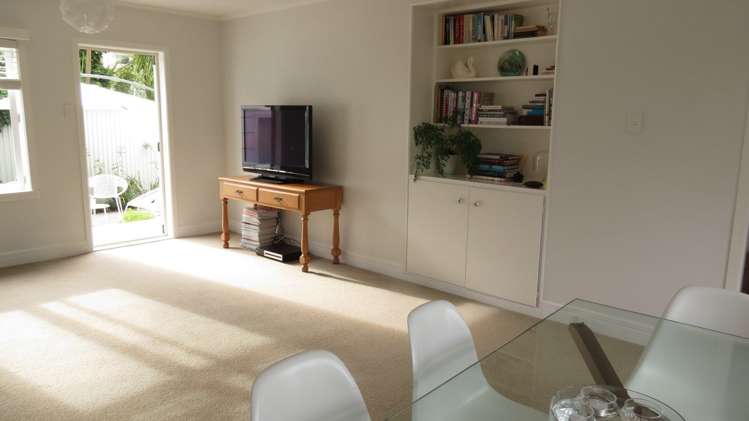 2/18a Ascot Avenue Narrow Neck_10