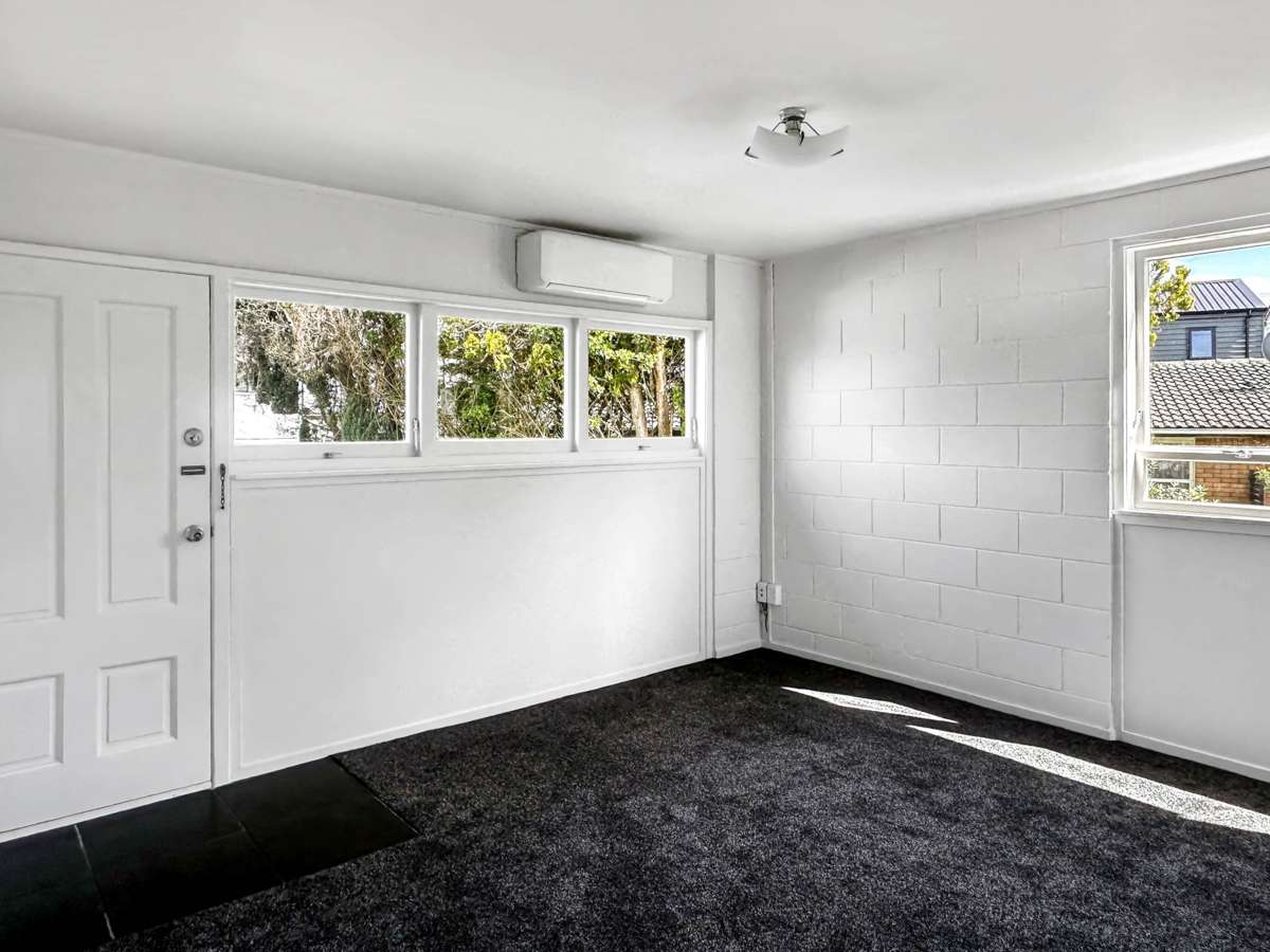Warm, Sunny & Two-Bedroom Top-Floor Unit 2
