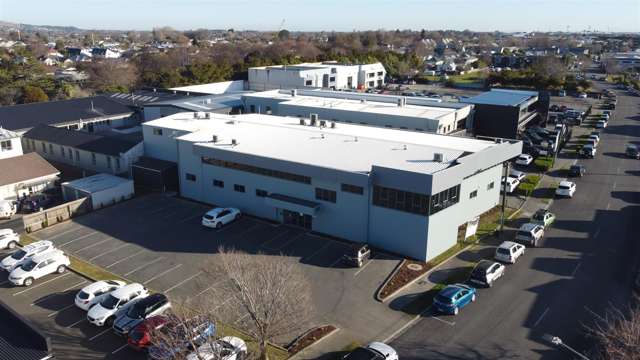 Substantial City-Fringe Office & Warehouse Facility