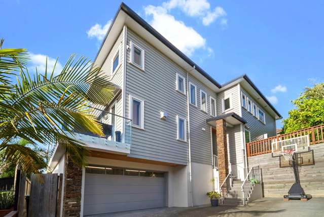 Refined Coastal Living – Contemporary Home wit...