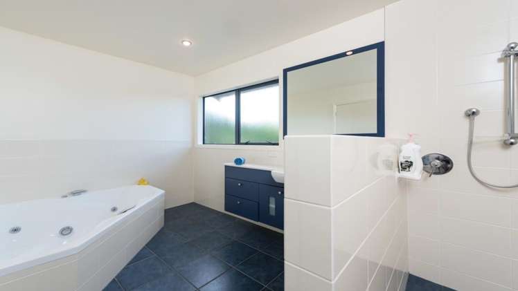 37 Holcombrooke Lane Welcome Bay_16