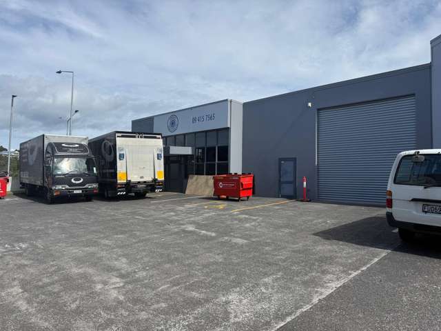 Prime warehouse/showroom space with exposure