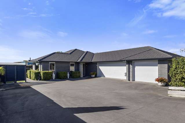 SPACIOUS HOME + GARAGING