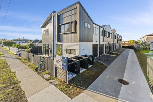 3 Bedrooms 2.5 Bathrooms Brandnew