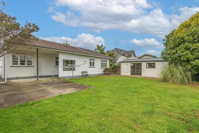 810m2 Hospital location - three beds plus sleepout