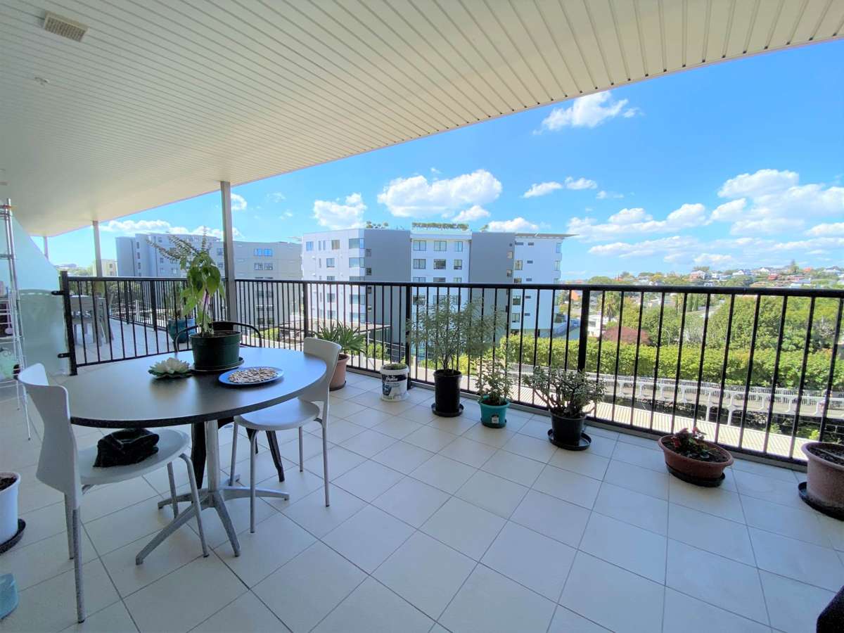 Live in heart of Newmarket 1