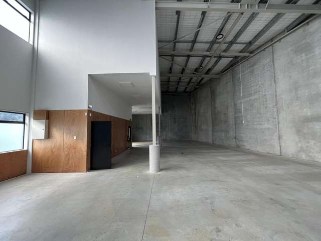 High-stud 320sqm warehouse with mezzanine