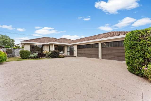 Immaculate & Spacious with Triple Garaging