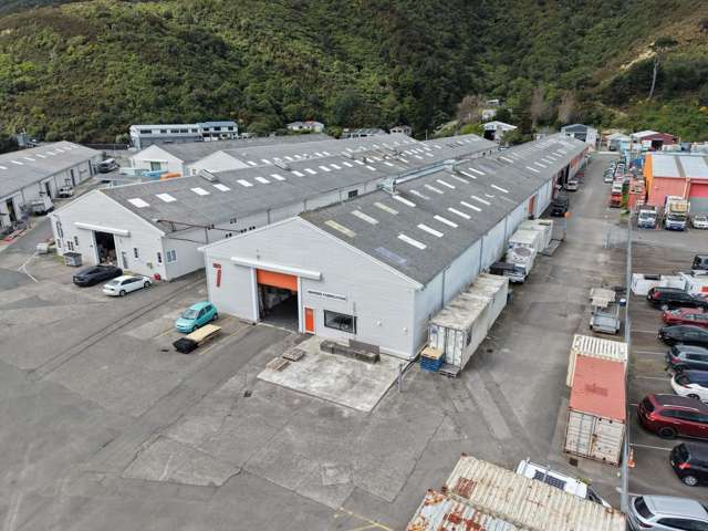Cost effective Gracefield warehouse with office