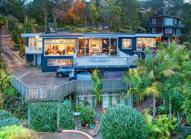 207 Godley Road Titirangi_1