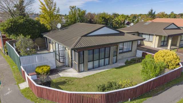 Opportunity Knocks in a Prime Location!