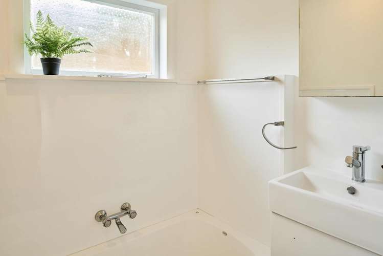 25 Kiriwai Road Paremata_11