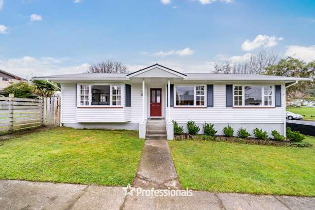 FEE SIMPLE! THREE BEDS! UNDER $600K!