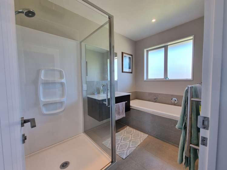 9 Higgins Place Paroa_10