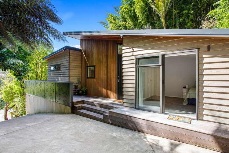 892 West Coast Road Waiatarua_19