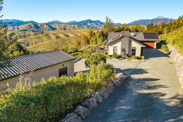 Peace, privacy & panoramic views, close to village