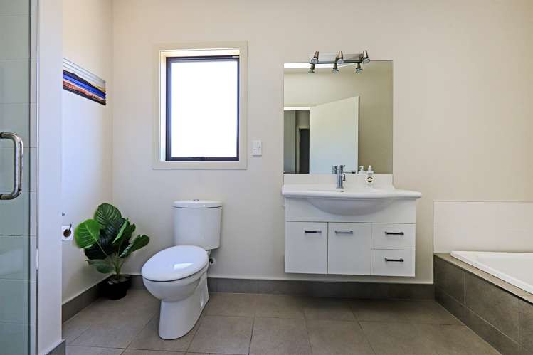 6 Lardon Place Frimley_17