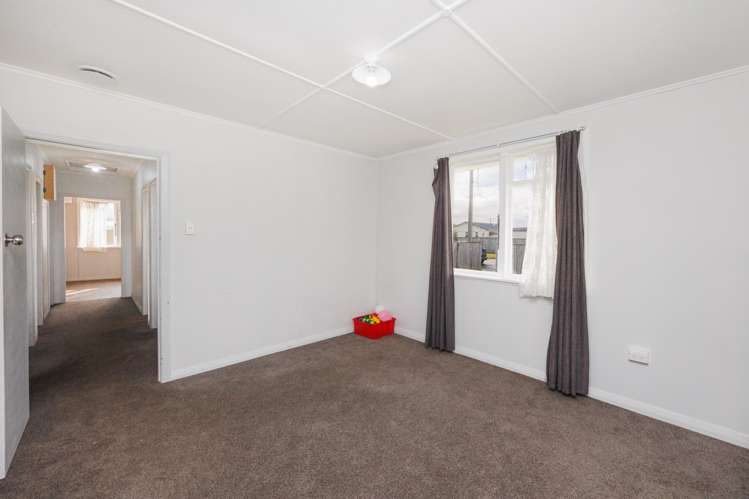 33 Holland Crescent Bulls_8