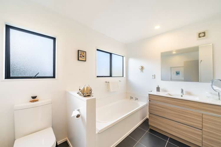 2/27 Korau Grove Stokes Valley_15