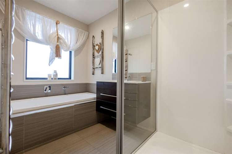 8 Higgins Place Paroa_17