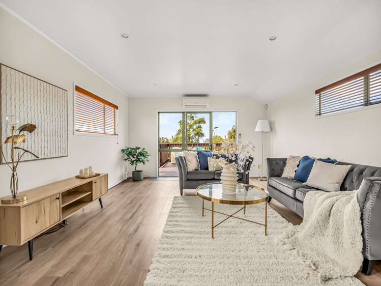 2/267 Glenfield Road Hillcrest_1