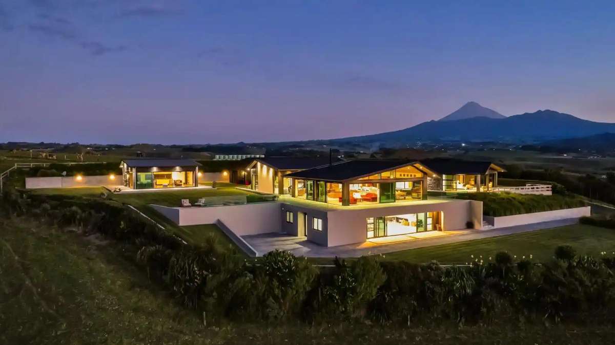 Luxury Country Estate To Rent with Breathtaking Views - Tapaue, Oakura 1