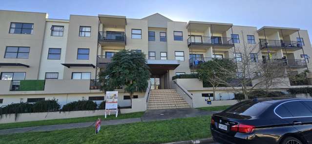 **Super spacious 2 Bedroom apartment with balcony in Preston Apartments, Flat Bush**