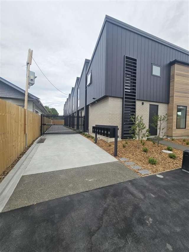 Modern 2BR Townhouse in Sydenham