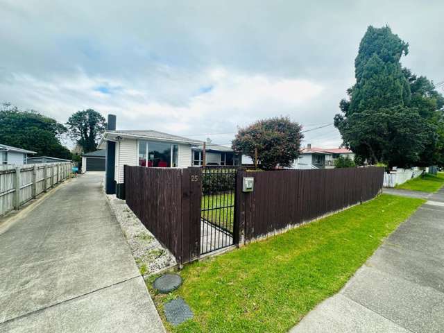 **Charming 3-Bedroom Home in Henderson – Prime Location with 3-Carport Parking**