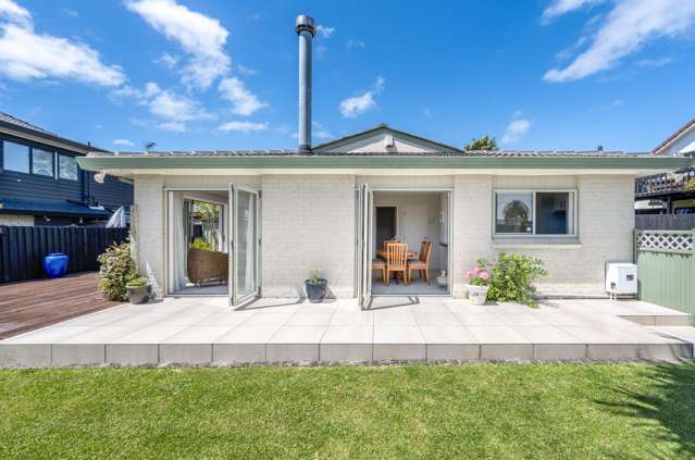 Sea views, single level, brick & tile!