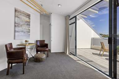 2/227 Lake Terrace_2