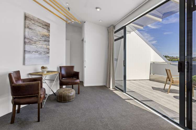 2/227 Lake Terrace Waipahihi_2