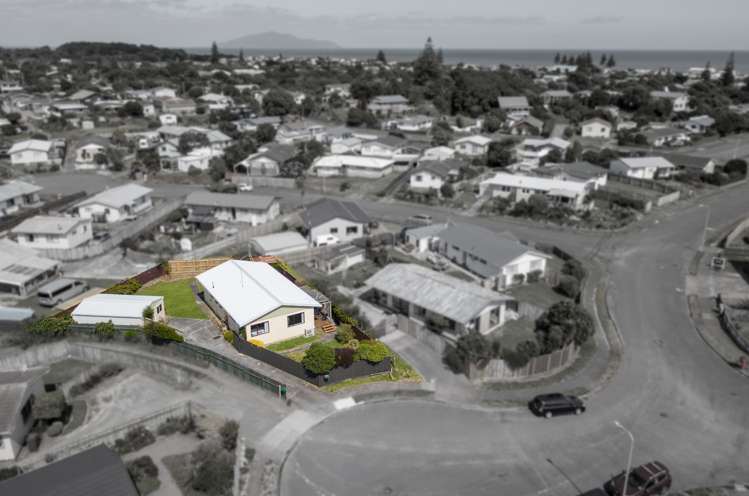 11 Simcox Street Otaki Beach_17