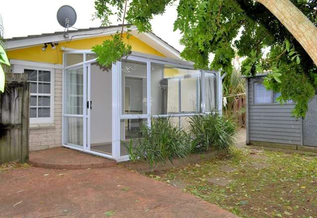 Spacious 3-Bedroom Brick & Tile Unit in Prime Pakuranga Location